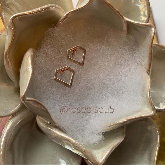 💎🆕Geometric Diamond Rose Gold Heart Studs - Picture 4 of 8